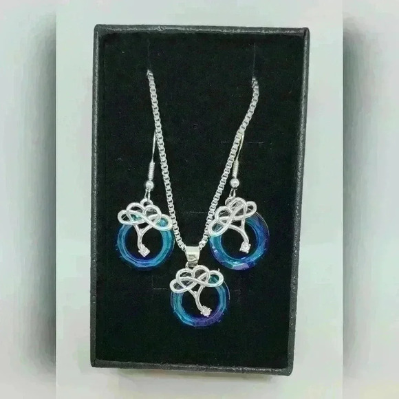 NWOT Beautiful Silver and Blue Necklace and Earrings Set w/Gift Box - Picture 2 of 6